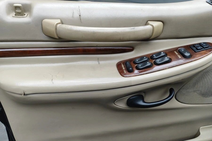 Lincoln Navigator 5.4 V8 GPL 300CV 4WD 7p.ti + barre portatutto Nero  Usato foto danni 49