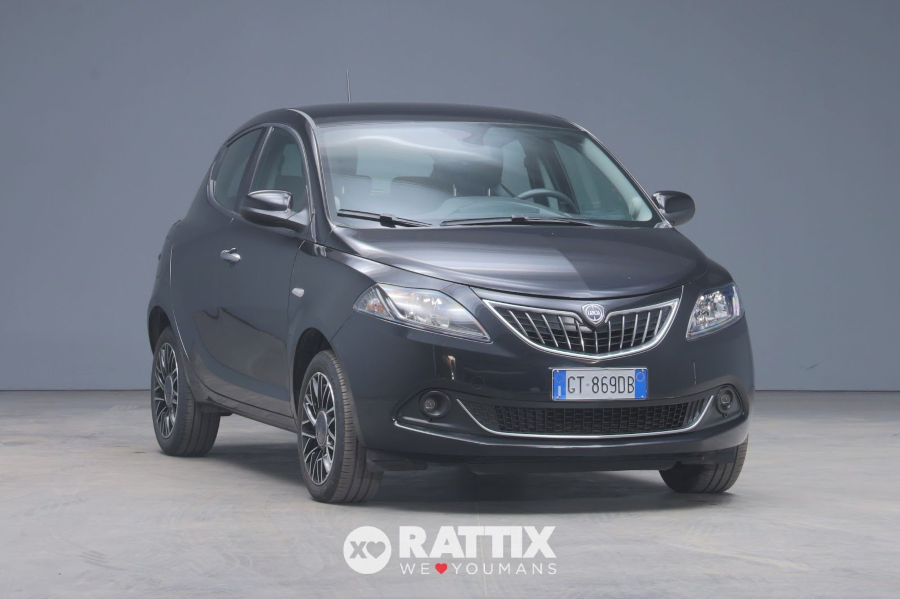 Lancia Ypsilon 1.0 Firefly Hybrid 70CV Platino Nero Vulcano foto 1 Lancia Ypsilon 1.0 Firefly Hybrid 70CV Platino Nero Vulcano Aziendale foto 1